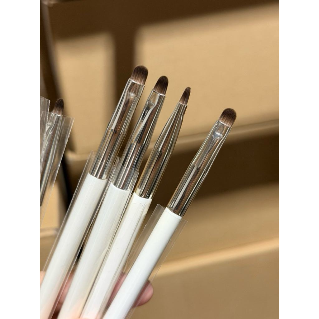 แปรง C19 สำหรับเขียนขอบปาก ไฮไลท์ใต้ตา ใส่ชิมเมอร์หัวตา ลากหางตา และไล่ไลเนอร์แบบแป้ง